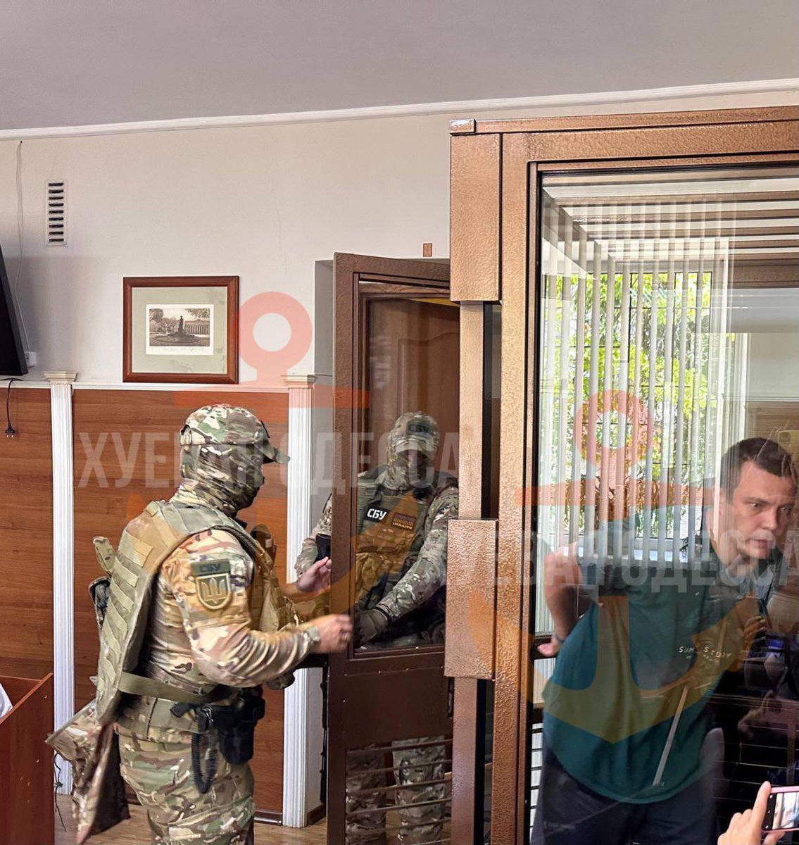 Мешканця Одеси, який прокотив на капоті працівників ТЦК, відправили під варту без права внесення застави.
На суді чоловік заявив, що злякався.
Судді та прокурорам (наволочі, яка має бронь і ніколи не потрапить на фронт) було плювати, що саме ТЦК порушили законодавство, накинулись