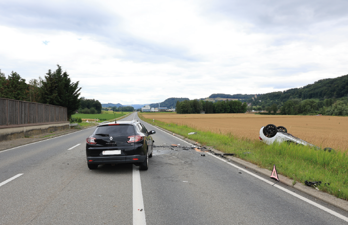 Policevaudoise's tweet photo. [Appel à témoin] Accident grave de la circulation à Lucens. un accident impliquant deux voitures de tourisme s’est produit sur la route de Berne. Le conducteur et la conductrice ont été grièvement blessés. La police lance un appel à témoins 👉 https://t.co/jVcQdBcbSp https://t.co/PRLcsOREqw