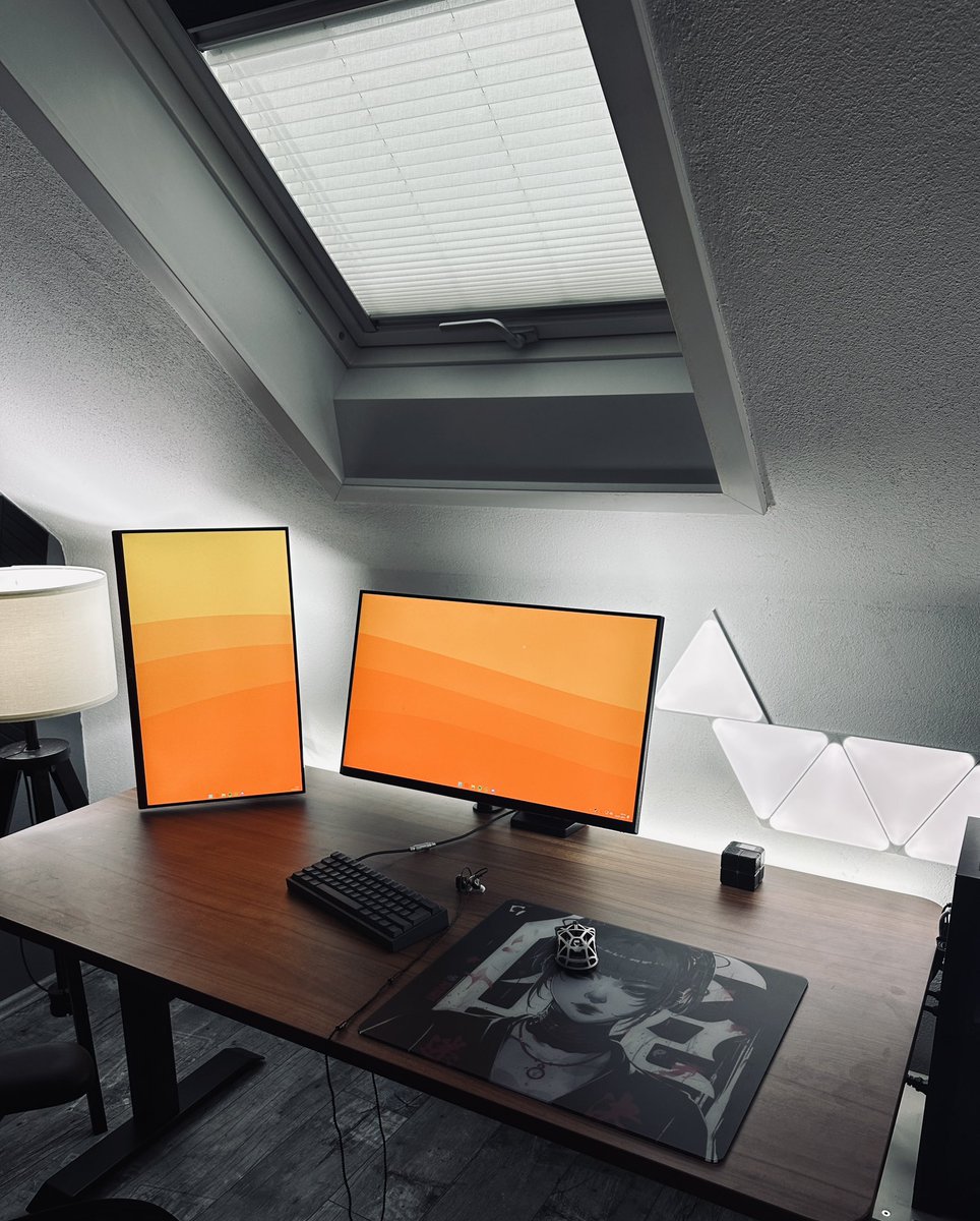 vnityyyy's tweet photo. peak setup? https://t.co/WoYWlf7hPt