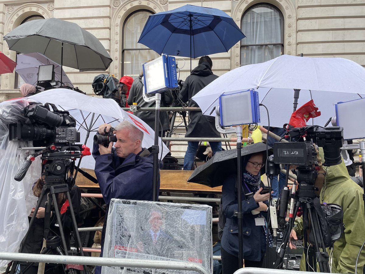 ClaudiaRebaza_'s tweet photo. #UKelection2024 luego de ganar una abrumadora mayoría parlamentaria el número 10 de #Downingstreet espera al nuevo PM en un día con intensa lluvia ⁦@CNNEE⁩ https://t.co/dpuAkMO3Em