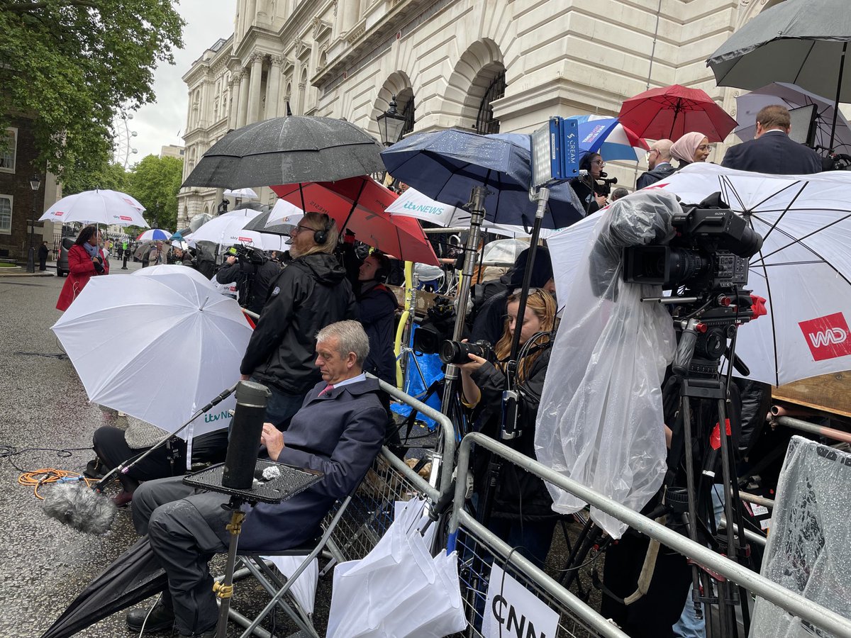 ClaudiaRebaza_'s tweet photo. #UKelection2024 luego de ganar una abrumadora mayoría parlamentaria el número 10 de #Downingstreet espera al nuevo PM en un día con intensa lluvia ⁦@CNNEE⁩ https://t.co/dpuAkMO3Em