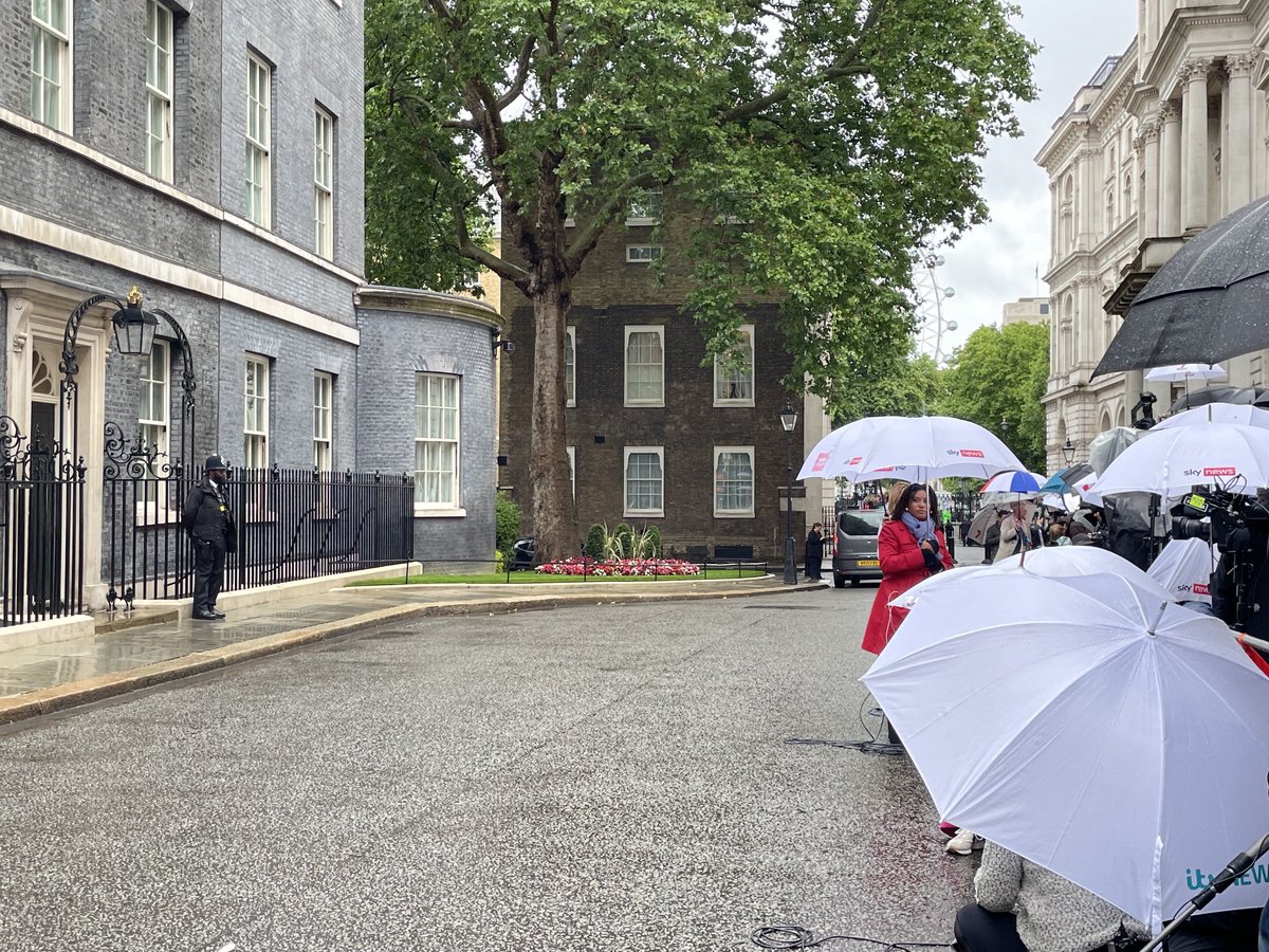 ClaudiaRebaza_'s tweet photo. #UKelection2024 luego de ganar una abrumadora mayoría parlamentaria el número 10 de #Downingstreet espera al nuevo PM en un día con intensa lluvia ⁦@CNNEE⁩ https://t.co/dpuAkMO3Em