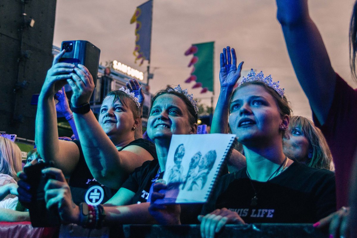 WT_girl's tweet image. @takethat @GaryBarlow @OfficialMarkO 
Sisters before misters 😉😏 So happy to be able to accompany my sister and my wee niece for their 1st ever TT gig! #Budapest #Hungary #ThisLifeTour Please come back soon so we can give you some warm Hungarian welcome again. ❤️🇭🇺