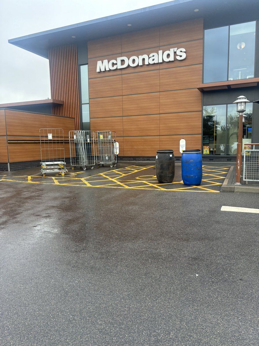 TheParrs's tweet photo. Hi @McDonaldsUK this is really, really unhelpful at your Bicester location 🤦🏽‍♀️ no other accessible bays to park in. 🧐 https://t.co/WICohIblzb