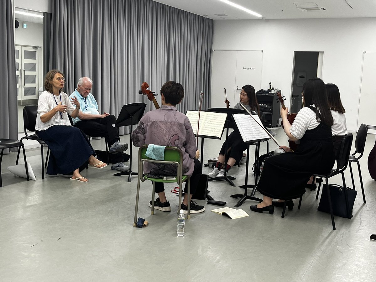 MMCJ_official's tweet photo. 今年は20名の受講生が国内外から集まりました。
受講生は各部屋に分かれて、1〜2名の講師がレッスンを行います。音楽にじっくりと取り組む、充実した時間です。
#mmcj https://t.co/gtYDFNLKvk
