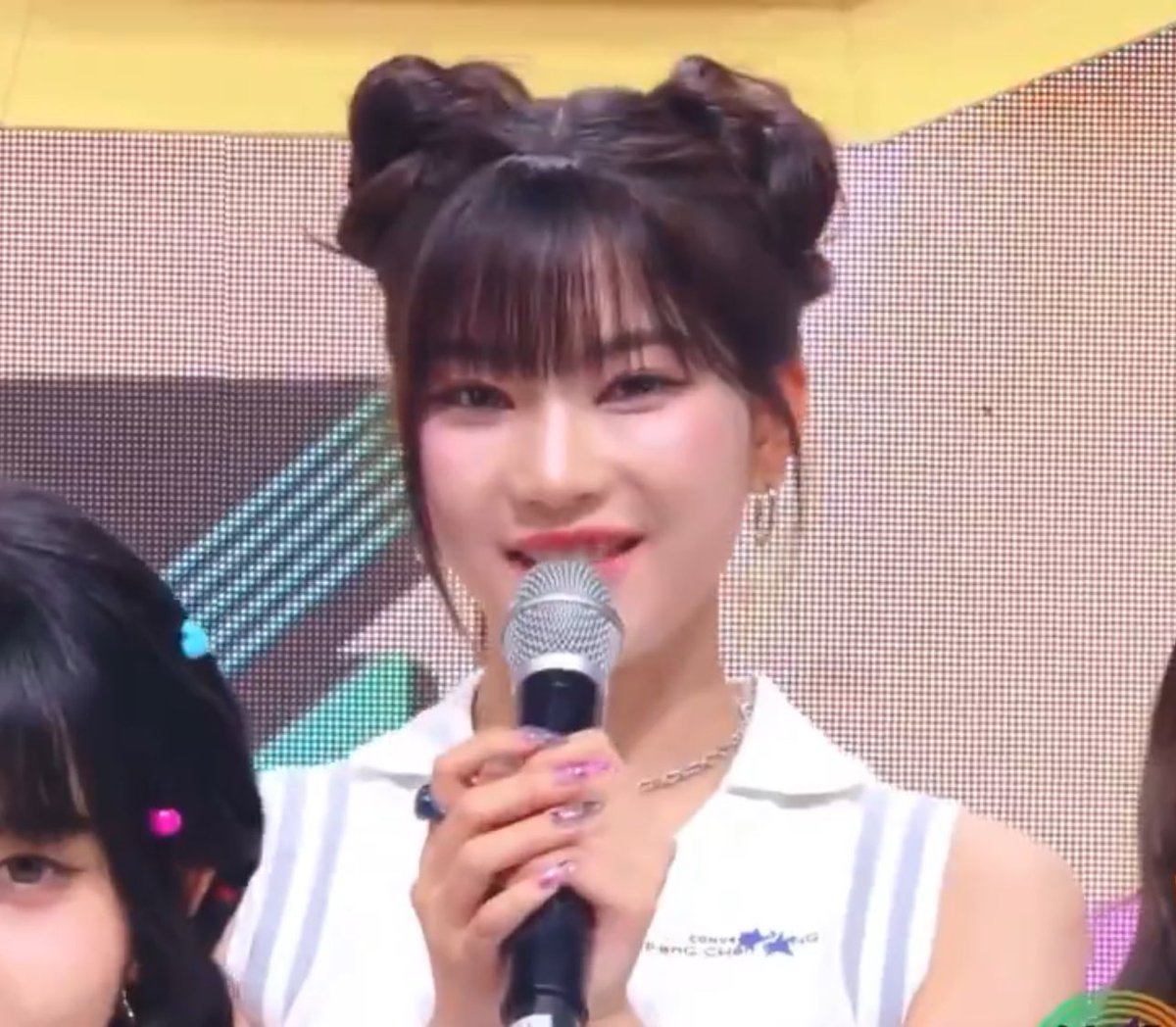 STAYC_GOL's tweet photo. icb we got isa with bangs on an official promo😭 https://t.co/mdeylGnf9c
