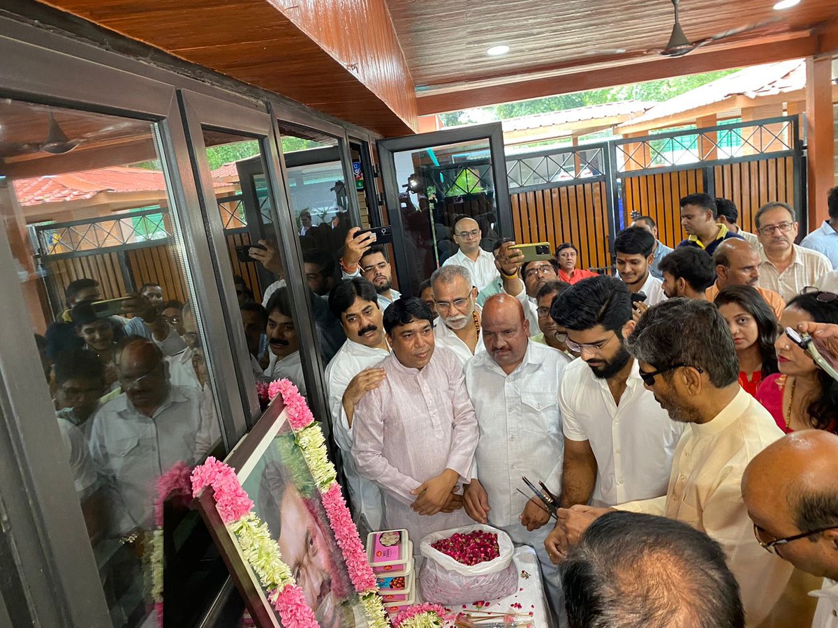 princerajpaswan's tweet image. अपने राजनीतिक, सामाजिक, पारिवारिक, सार्वजनिक जीवन एवं जनसेवा के मार्ग में जिन्होंने कभी कोई दीवार  या सीमाएँ नहीं बनाई, जो भी मिला उसके साथ सामंजस्य स्थापित कर समावेशी विचारधारा के साथ वंचित समाज के कल्याण के लिए अपना जीवन समर्पित करने वाले,
हमारे प्रेरणास्रोत “बड़े पापा”…