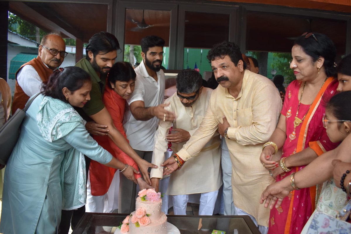 princerajpaswan's tweet image. अपने राजनीतिक, सामाजिक, पारिवारिक, सार्वजनिक जीवन एवं जनसेवा के मार्ग में जिन्होंने कभी कोई दीवार  या सीमाएँ नहीं बनाई, जो भी मिला उसके साथ सामंजस्य स्थापित कर समावेशी विचारधारा के साथ वंचित समाज के कल्याण के लिए अपना जीवन समर्पित करने वाले,
हमारे प्रेरणास्रोत “बड़े पापा”…