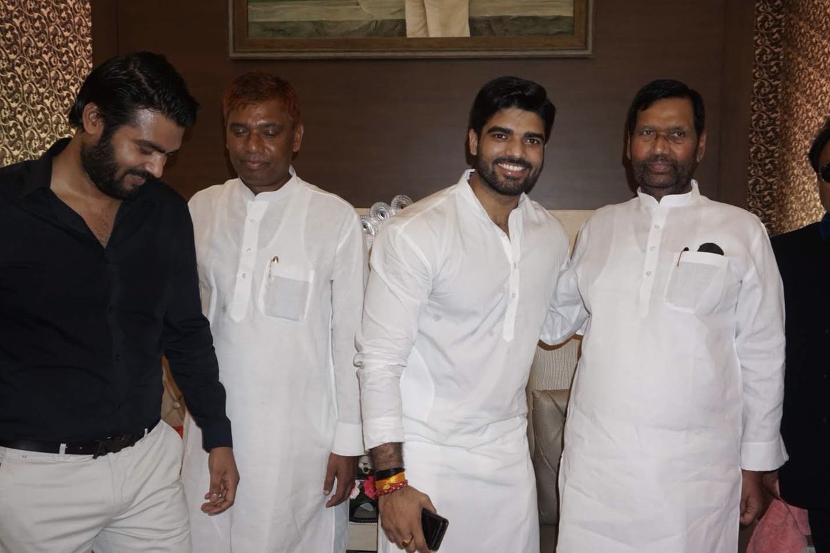 princerajpaswan's tweet image. अपने राजनीतिक, सामाजिक, पारिवारिक, सार्वजनिक जीवन एवं जनसेवा के मार्ग में जिन्होंने कभी कोई दीवार  या सीमाएँ नहीं बनाई, जो भी मिला उसके साथ सामंजस्य स्थापित कर समावेशी विचारधारा के साथ वंचित समाज के कल्याण के लिए अपना जीवन समर्पित करने वाले,
हमारे प्रेरणास्रोत “बड़े पापा”…