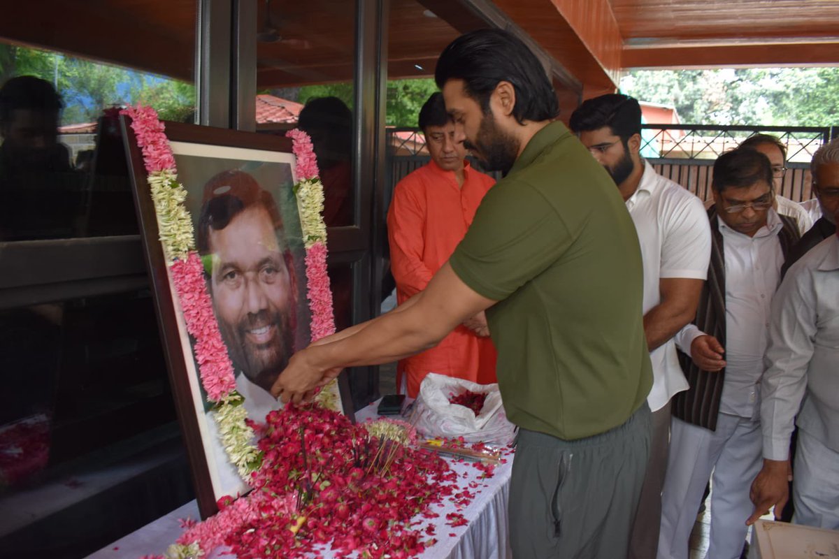 princerajpaswan's tweet image. अपने राजनीतिक, सामाजिक, पारिवारिक, सार्वजनिक जीवन एवं जनसेवा के मार्ग में जिन्होंने कभी कोई दीवार  या सीमाएँ नहीं बनाई, जो भी मिला उसके साथ सामंजस्य स्थापित कर समावेशी विचारधारा के साथ वंचित समाज के कल्याण के लिए अपना जीवन समर्पित करने वाले,
हमारे प्रेरणास्रोत “बड़े पापा”…