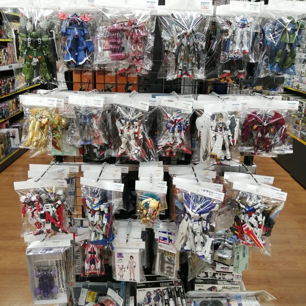 お久しぶりです

組み立て済みのガンプラを売場に出しました～😆

素組みのパーツ用から本格に塗装したモノまでたくさんご用意しています👍

酷暑になりますが週末でのご来店お待ちしています🙇