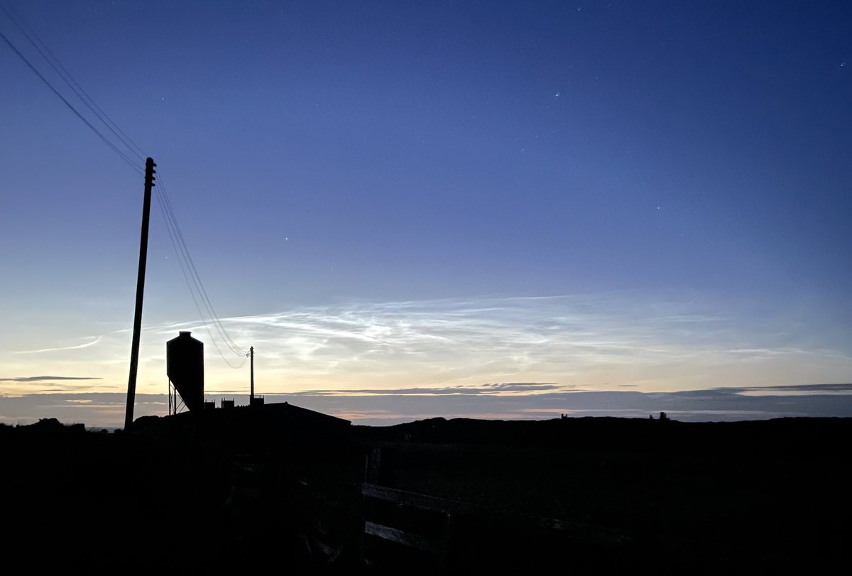 Dtwo's tweet photo. #Noctilucent clouds from @OwlCottage1 near #craster #northumberland last night. https://t.co/ZLij4TZLNO