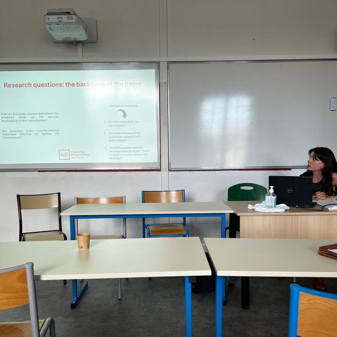 Nuestra compañera <a href="/martaruizzp/">Marta R.</a> presentando su investigación en la conferencia de <a href="/CE_Europe/">CE Europe</a> “Radical Europe: Violence, Emancipation &amp; Reaction” en la <a href="/UniversiteLyon/">Université de Lyon</a>
#AcademiaWeirdSummerFun 🥳