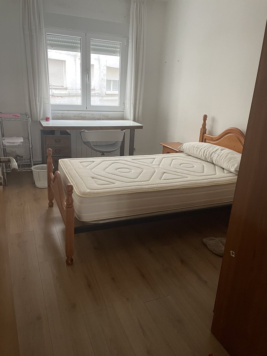 ireneannta's tweet photo. Ola! Buscamos unha 4ª compañeira de piso para o curso 24/25 en Compostela. O piso é ao lado de Praza Roxa e son 250€+gastos. Para máis info faládenos!

Agradécese se compartides :) https://t.co/AFQHsh3Mh2