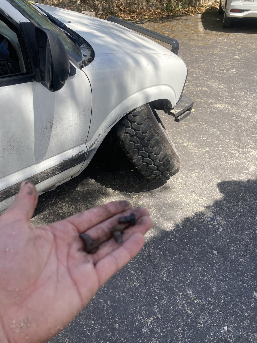 HangLooseRettes's tweet image. Buy old cars they said… It will be fun they said… 😂 
#oldcar #balljoint #fucked #dontworryIllfixit #chevy #maintainece