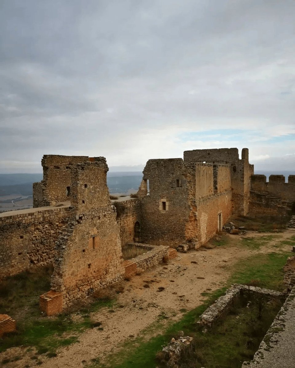 sorianitelaimag's tweet photo. El imponente Castillo de Gormaz 🏰 Una fortaleza califal del siglo X que te dejará sin palabras 😍

📸@gago_dorna

Más información en https://t.co/fmYz5daiLD

#SoriaNiTeLaImaginas #CastilloDeGormaz #Historia #TurismoCultural https://t.co/7rJPFvriEG