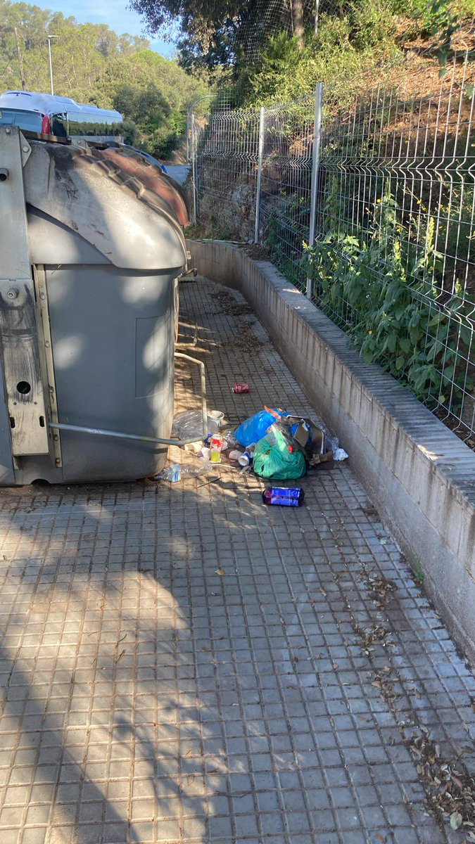 rosacarme07's tweet photo. Un altre cop!!!😩😩@ajsantcugat @josepmvalles @cristinaparaira @Nuriolfarma. Porta porta en el sector de "Can Borrull "ja. Fora els contenidors.😡😡 farts de recollir 💩💩dels incívics https://t.co/C4y0EhWtS8