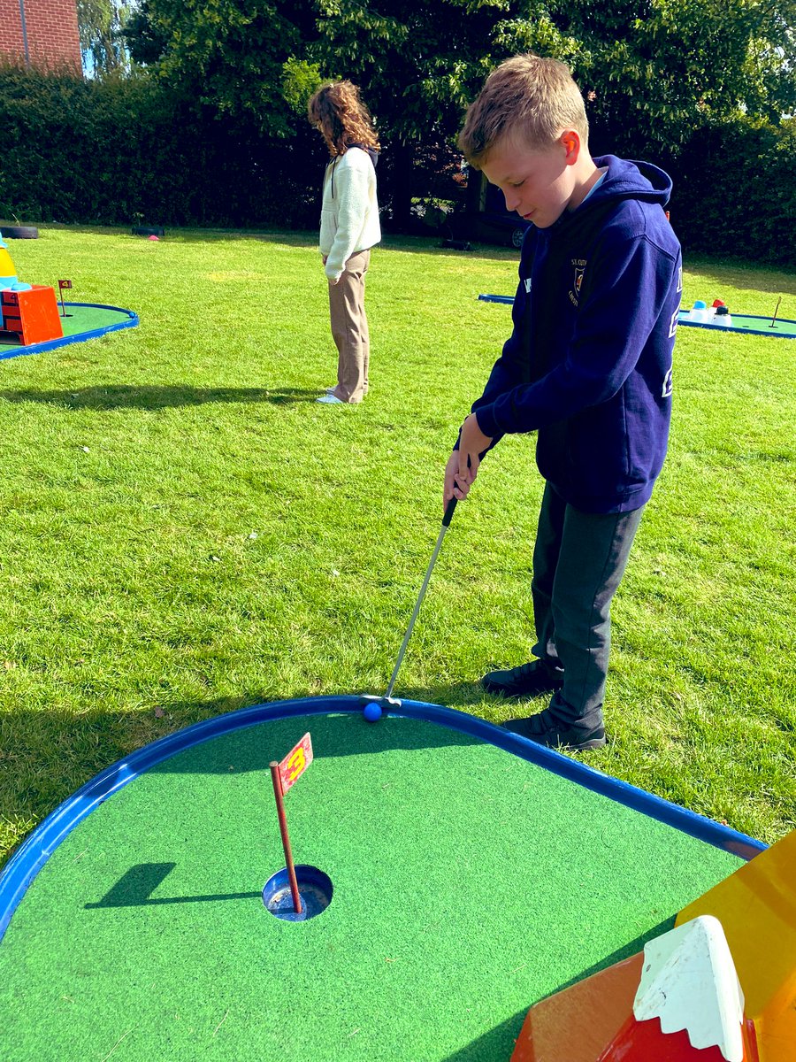 Year 6 are the first out onto our mini golf course this morning! Lots of fun and some have even got a hole in one! 🏌️🏌🏽‍♀️⛳️#minigolf