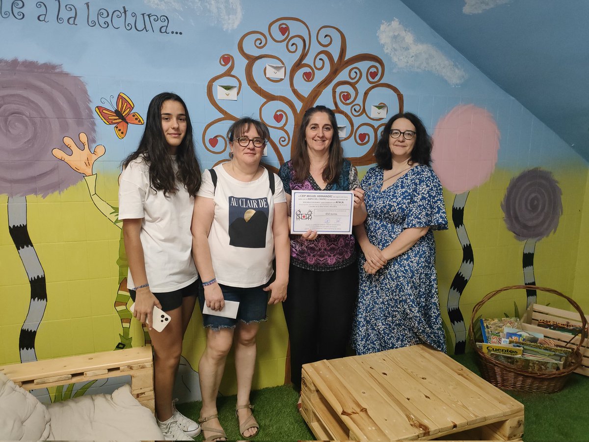 CEIP_MIGUEL_HER's tweet photo. 🫂Hacemos entrega de la recaudación de nuestro bocadillo solidario a la 𝗔𝘀𝗼𝗰𝗶𝗮𝗰𝗶ó𝗻 𝗱𝗲 𝗙𝗮𝗺𝗶𝗹𝗶𝗮𝗿𝗲𝘀 𝗱𝗲 𝗔𝗹𝘇𝗵𝗲𝗶𝗺𝗲𝗿 𝗱𝗲 𝗟𝗮𝗴𝘂𝗻𝗮 𝗱𝗲 𝗗𝘂𝗲𝗿𝗼. ¡Un placer poder colaborar con vosotros!😃 #Afala #LagunaDeDuero https://t.co/UTFZq7MoCI
