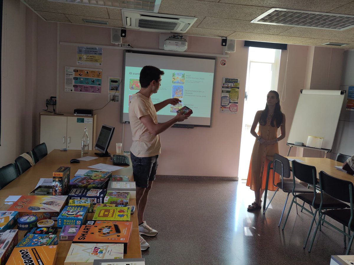 Ahir amb l'Anna vam fer una formació a mestres dins el marc de l'escola d'estiu de l'Alt Empordà. Vam estar parlant sobre l'ús dels jocs de taula a l'aula i com podem adaptar els jocs a les nostres necessitats.