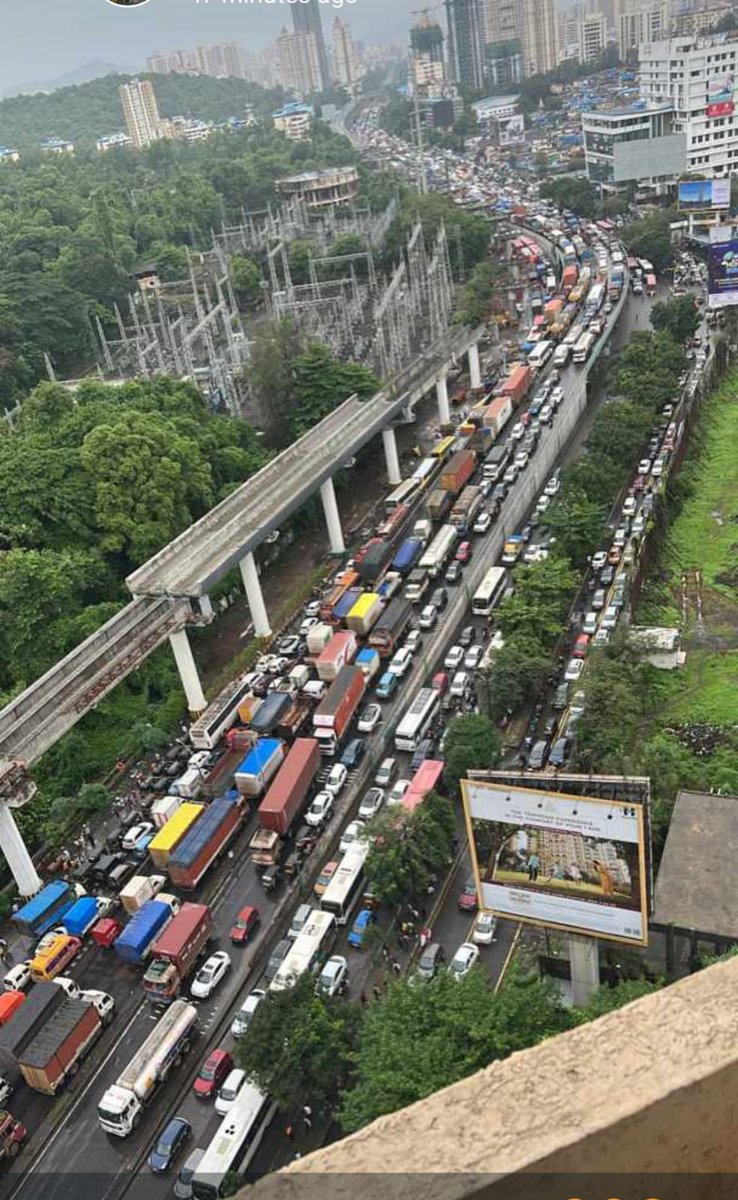 Dear <a href="/TMCaTweetAway/">Thane Municipal Corporation - ठाणे महानगरपालिका</a> <a href="/MMRDAOfficial/">MMRDA</a> till when you will ignore Ghodbunder road? Start some work for easing congestion on crucial Ghodbunder road. Allowing more and more skyscrapers but keeping the infra of 1990s ?
#thane #mumbai