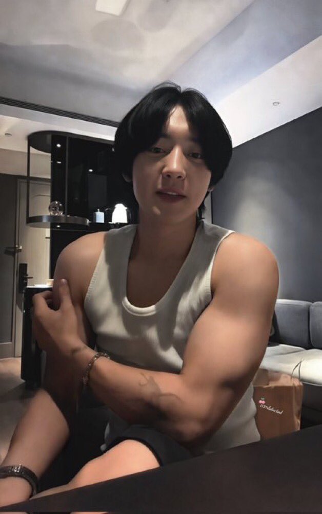 starfess's tweet image. -star park chanyeol guys.... 😳