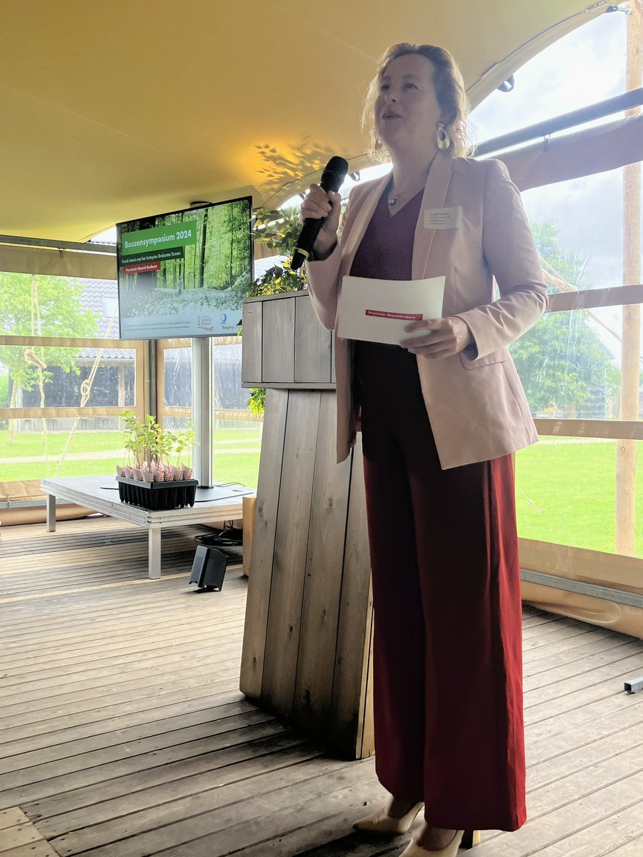 Vlammend betoog van onze gedeputeerde op #bossensymposium. Hoewel het Rijk minder geld beschikbaar stelt voor meer bos, staat Brabant haar mannetje: 18 mil. voor noregret maatregelen, 10 mil. voor actieplan en 40 mil. extra aangevraag. Laten we dit geld met elkaar goed besteden.