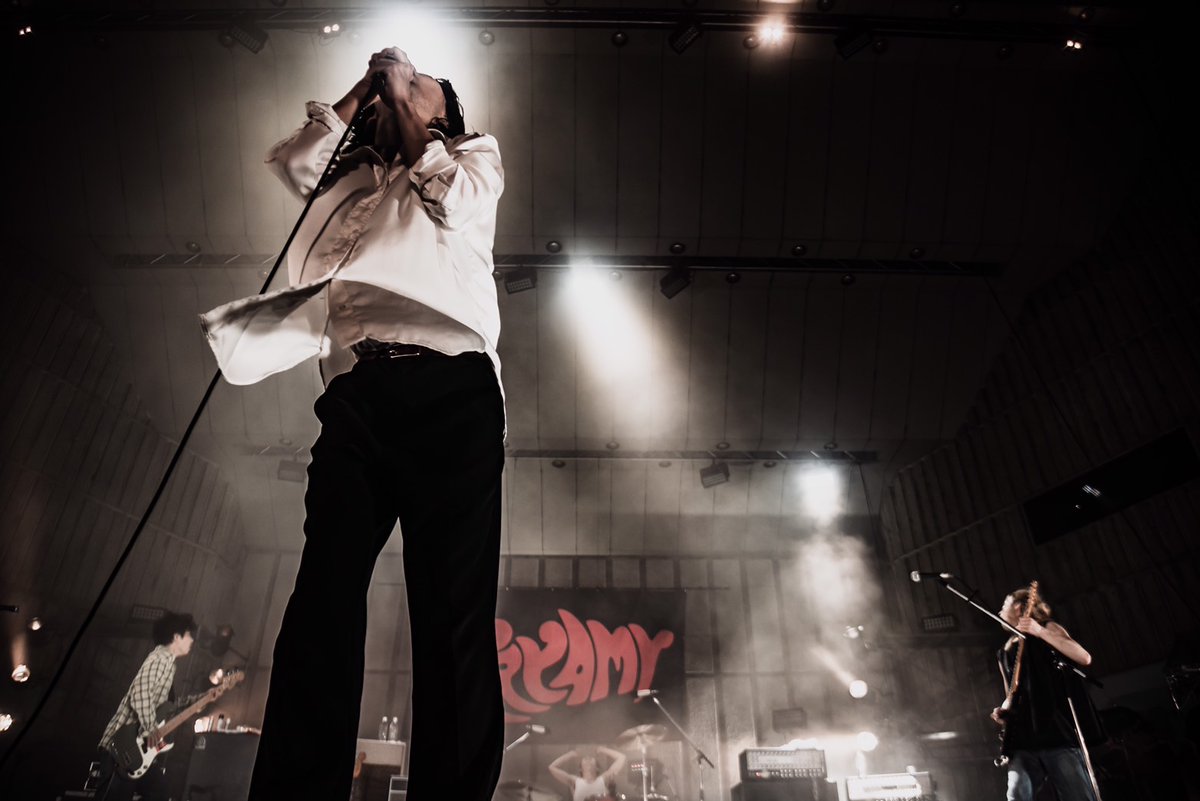 総演奏時間3時間30分にも及んだ四部構成のワンマンライブを、当日の写真と共に、その全貌を各部に分けてロングレポートしています。