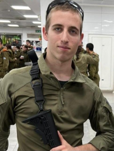 הכירו את סער אופיר!
סער אופיר הוא לוחם גיבור שיצא להציל את עם ישראל בחירוף נפש ב7.10.
כעת משמיצים אותו ורוצים להעמיד אותו לדין כי הוא רצח מחבלי חמאס.
אני רוצה לראות כאן 1000 שיתופים והצדעה המונית לגיבור ישראל סער אופיר!!