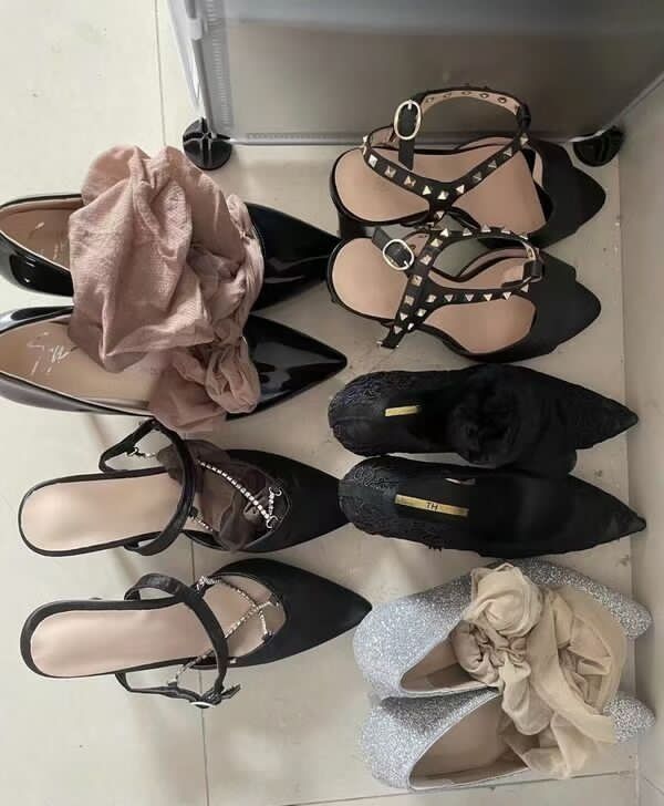 我妈的高跟鞋真多，不知道这双骚脚有没有让黑人玩过
#黑人 #绿母 #骚妈