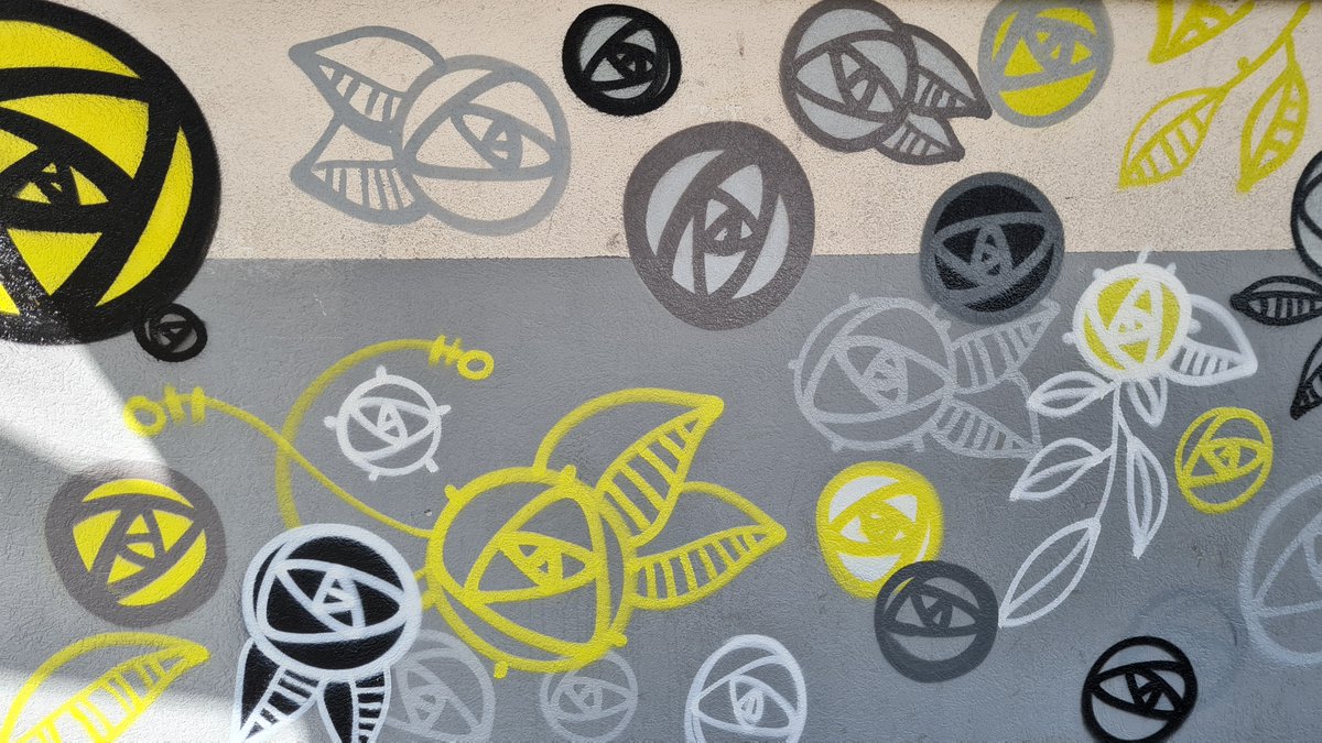 Le FSE du collège a financé une œuvre sur le mur du collège.  Elle est réalisée par M. Portelette alias micowel.