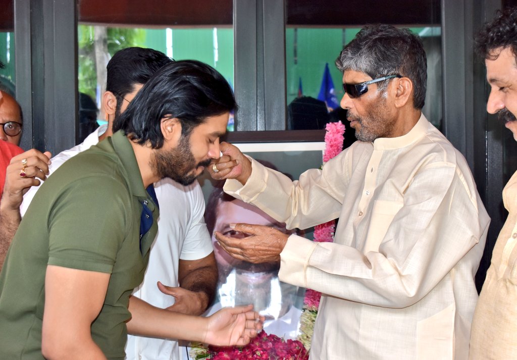 PashupatiParas's tweet photo. 'बड़े भईया' की जयंती पर अपने पुत्र @iKrishanRaj और @princerajpaswan सह रालोजपा  पदाधिकारियों व कार्यकर्ताओं के साथ केक काटकर जयंती मनाई।
#RamVilasPaswan #रामविलास_पासवान https://t.co/92CBhiqbGx