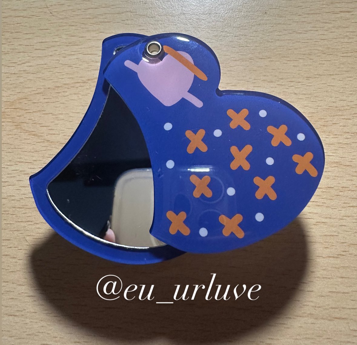 WTS Build #BuildJakapan

-Fuchi bag 20€
-Red fanmade pin and standee set 8€ 
-blue set fanmade pins and standee set 12€
-Trendroom behind the scenes cd 5€
-griptok 5€

Based in Italy, can ship worldwide, can use vinted!

#Beyourluve please retweet 💙