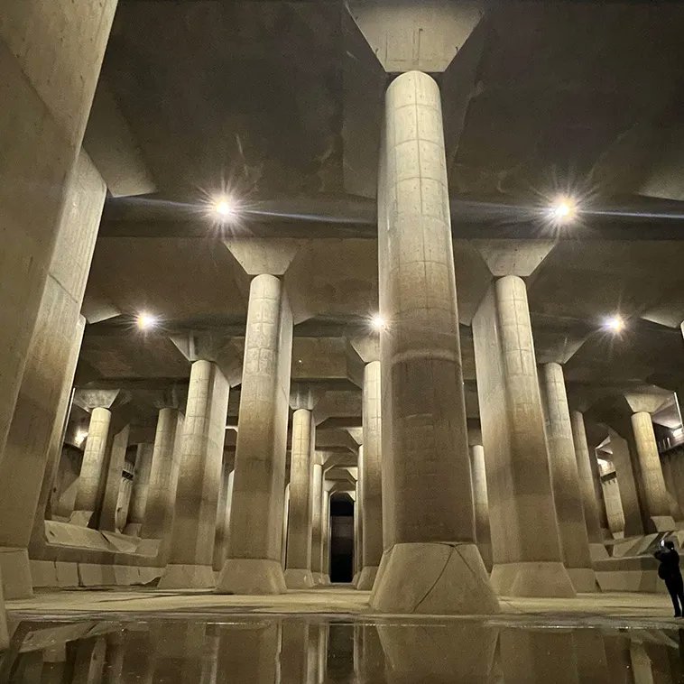 Grad Tokio je po ceni od 3 miliarde USD rešio problem sa poplavnim vodama tako što je napravio impresivne podzemne tunele koju skupljaju vodu. Primer kako se kvalitetno može uložiti u infrastrukturu grada da svi građani imaju koristi.
themindcircle.com/tokyos-flood-t…