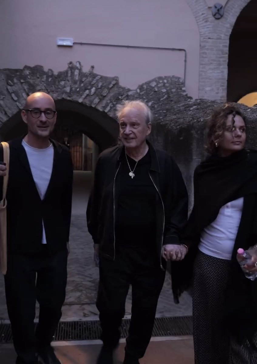 InconnuStudioIT's tweet image. Al live di Oneohtrix Point Never ho conosciuto #GiorgioMoroder, che genio. 

 “My name is Giovanni Giorgio, but everybody calls me Giorgio”
🤍