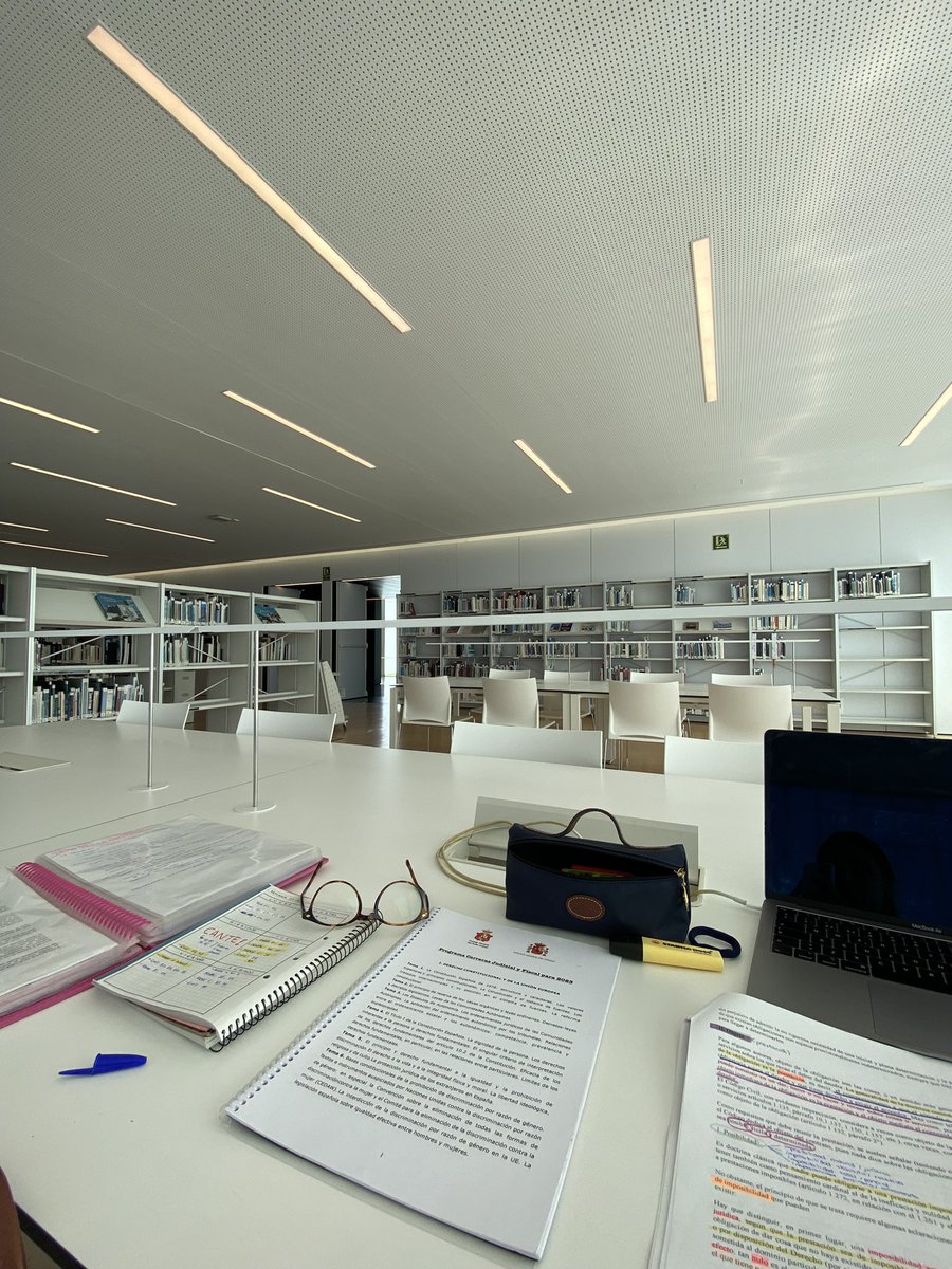 ddddduuuuuuuuuu's tweet photo. yo: voy a la biblioteca que seguro que me encuentro a alguien más que tiene que estudiar y así me motivo
la biblioteca: https://t.co/GplosWovIw