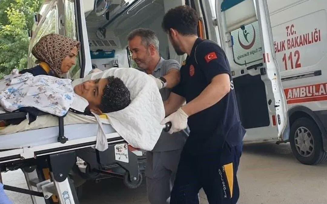 mvhasanozturk's tweet photo. Bursa İnegöl'de çalıştığı strafor imalathanesinde doğrama makinesine kolunu kaptıran 13 yaşındaki işçi Muhammet Y. sonunda sıkıştığı yerden kurtarılabildi, ancak ağır yaralandı.
Bu olay, stajyer ve çırakların sıkça karşılaştığı güvenlik ihlallerinin acı bir örneği olarak karşımıza çıkıyor. Genç işçiler, adeta canları pahasına çalışıyorlar ancak hak ettikleri değeri göremiyorlar. Çalışma koşullarının denetlenmesi ve iyileştirilmesi, geleceğimizin teminatı olan genç emekçilerin güvenliğini sağlamak için acil bir gerekliliktir.
Muhammet Y. ve benzeri pek çok genç işçinin yaşadığı bu tür trajediler, toplum olarak üzerinde durmamız gereken önemli bir konudur. Onların haklarının korunması, geleceğimizin daha adil ve güvenli bir şekilde şekillenmesi için hepimizin sorumluluğudur.
Hakları verilmeyen,yok sayılan stajyer ve çıraklar bu yollardan geçiyor! Canları pahasına çalışıyor. Çocuk yaşta alın teri döküyor ama karşılığını alamıyor!
Yaralanan genç emekçi kardeşime acil şifalar diliyorum.
Ucuz işçilik ile çocuk yaşlarda çalıştırılan ve Sigortanız başlandı denilerek yarım sigorta yapılarak kandırılan Staj ve Çıraklık Sigortası mağdurlarıyız. Mağduriyet Geçmişi Çözmeden olmaz @semihaGS35
@RTErdogan
@dbdevletbahceli
#ÇırağıStajyeriRezilEttiniz