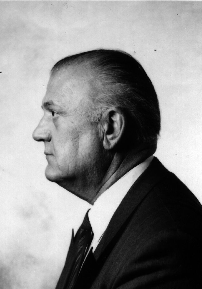 izeus_berlin's tweet image. #OTD 103 years ago, Eugenio Coșeriu (1921-2002) was born 🎂 He was an expert on Romance languages, general linguistics but also on history of linguistics. He introduced the distinction of diastratic, diatopic, diaphasic, and diachronic variation.

#LinguisticBirthdays #Histlx