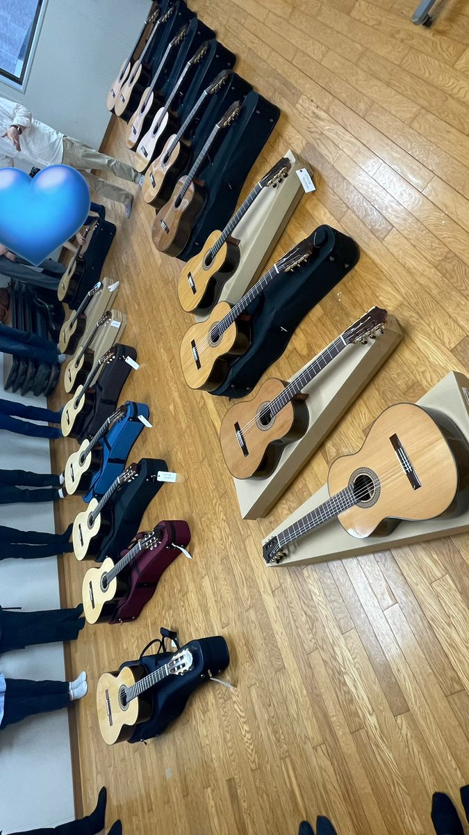 arphegios's tweet photo. 今日はギター販売会です🎸🎸🎸

長崎大学クラシックギター部が長くお世話になっている、フォレストヒルさんにたくさんのギターを持ってきて頂きました！

福岡からはるばる来ていただいてありがとうございます！

購入予定の新入部員もそうでない方もぜひお越しください🙆‍♂️研修室3.4です🌱 https://t.co/EDlkRgvgTw