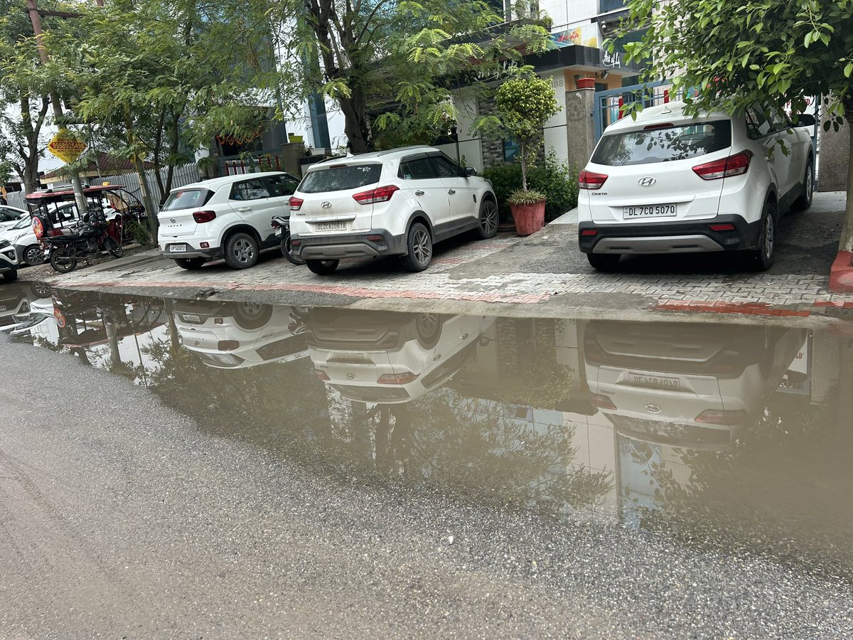 lovable_smart's tweet photo. @noida_authority @CeoNoida @noida नोएडा अथॉरिटी से एक दिन एक श्रीमान आए थे जिस दिन बारिश नहीं थी.वो बोल कर गए थे कि हम आगे की नालियां साफ़ करवा देंगे लेकिन नाली साफ़ नहीं करवाई गई है.आज सिर्फ़ 1-2 घंटे बारिश हुई है और देखिए फिर से क्या हुआ.कृपया करके उन श्रीमान जी को आज भेजिए एवं हो सके तो कोई समाधान करवा दीजिए https://t.co/M4PEbpmQCB