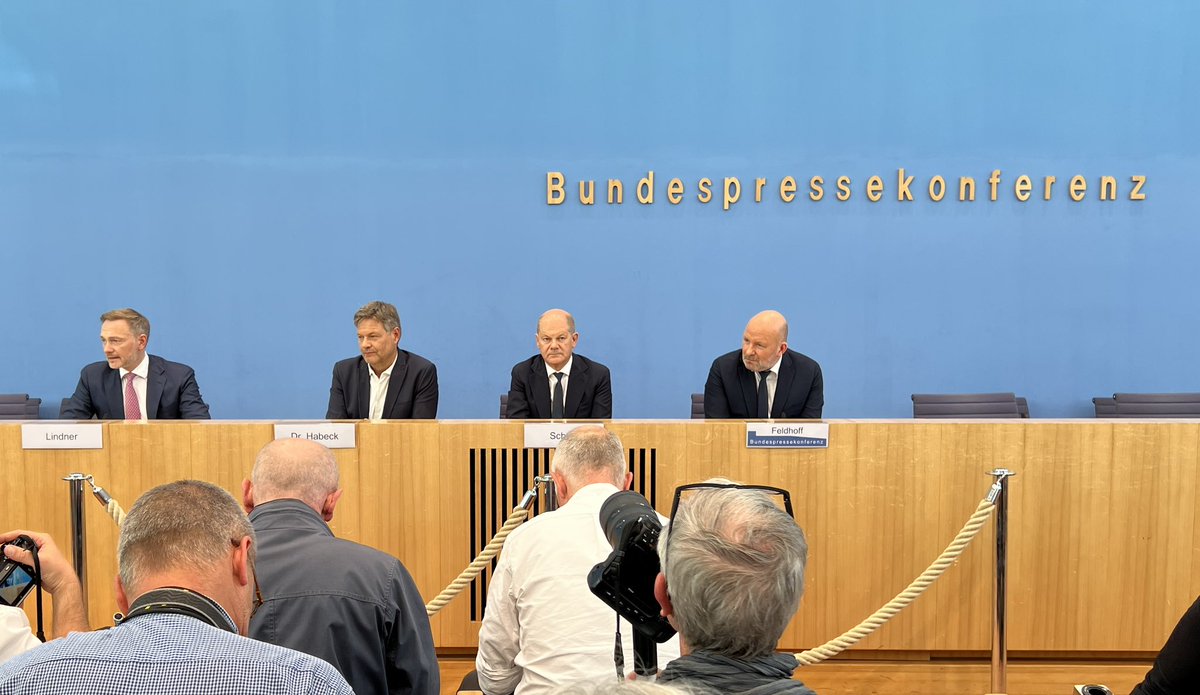Habemus Bundeshaushalt. Um 5h morgens einigten sich die Ampelparteien auf den Etat 2025, inkl. Nachtragshaushalt und Wachstumspaket. Unter Einhaltung der Schuldenbremse. Das Ganze soll am 17. Juli durchs Kabinett und nach der Sommerpause in den Bundestag kommen. <a href="/srfnews/">SRF News</a>