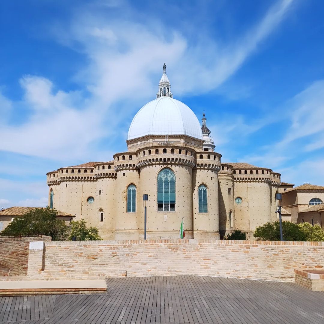 Cultural route between #Art &amp; #Faith ⛪️
#ShrineofLoreto #architecture #OurLadyofLoreto #SantuariodiLoreto #MadonnadiLoreto #SantuariodeLoreto #NuestraSeñoradeLoreto #NotreDamedeLorette #NossaSenhoradeLoreto #destinazionemarche #loretoturismo  📸 Roberto Licht