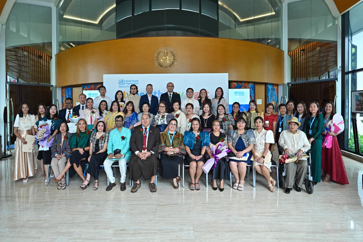 A group photo of Dr Saia Ma'u Piukala, WHO Regional Director for the Western Pacific, together with awardees for long service and excellent performance at the 34th WHO Western Pacific Region Staff Awards.