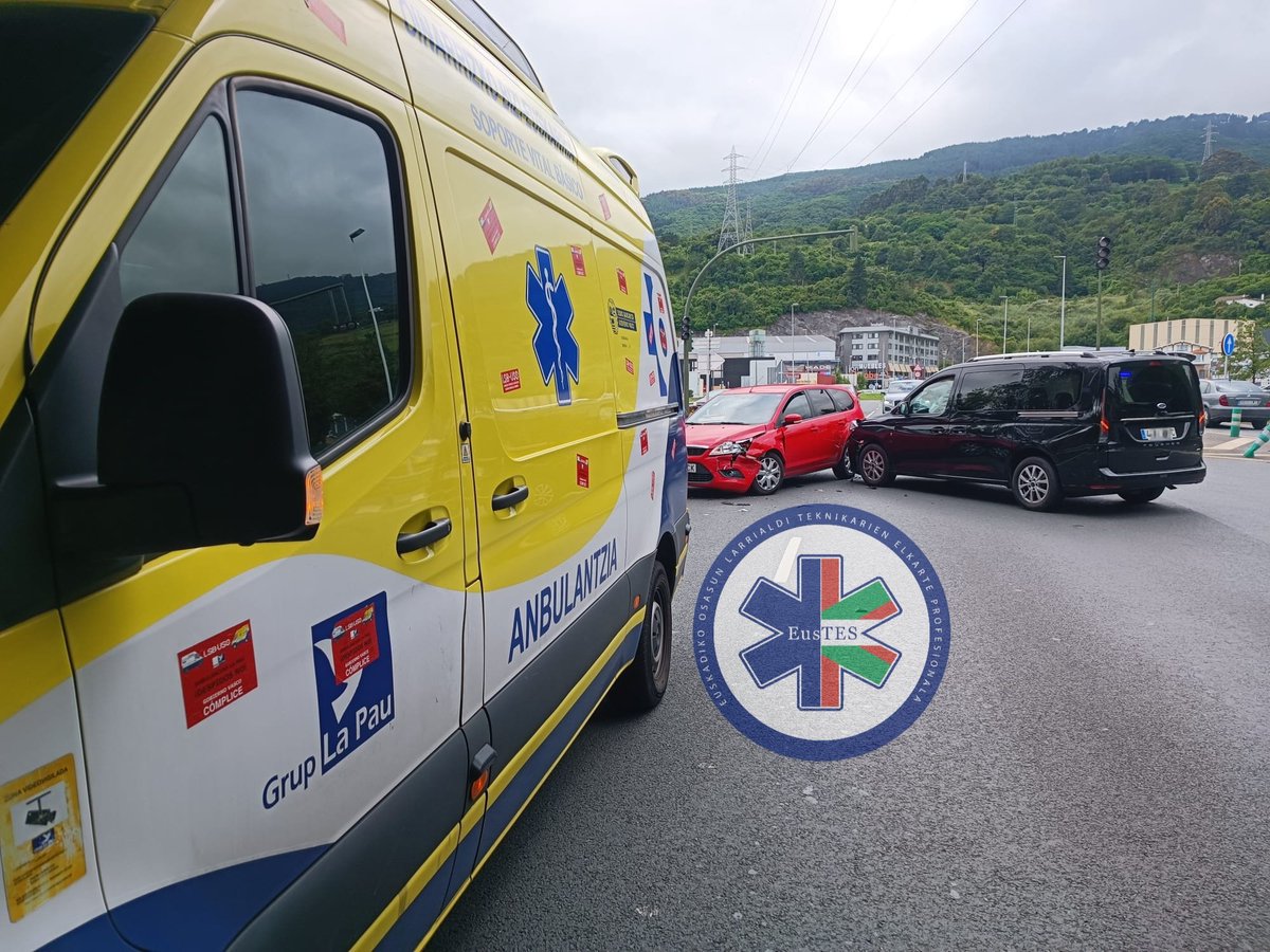 Aviso en #Barakaldo, acude #ambulancia #SVB de @GrupPau por accidente de…