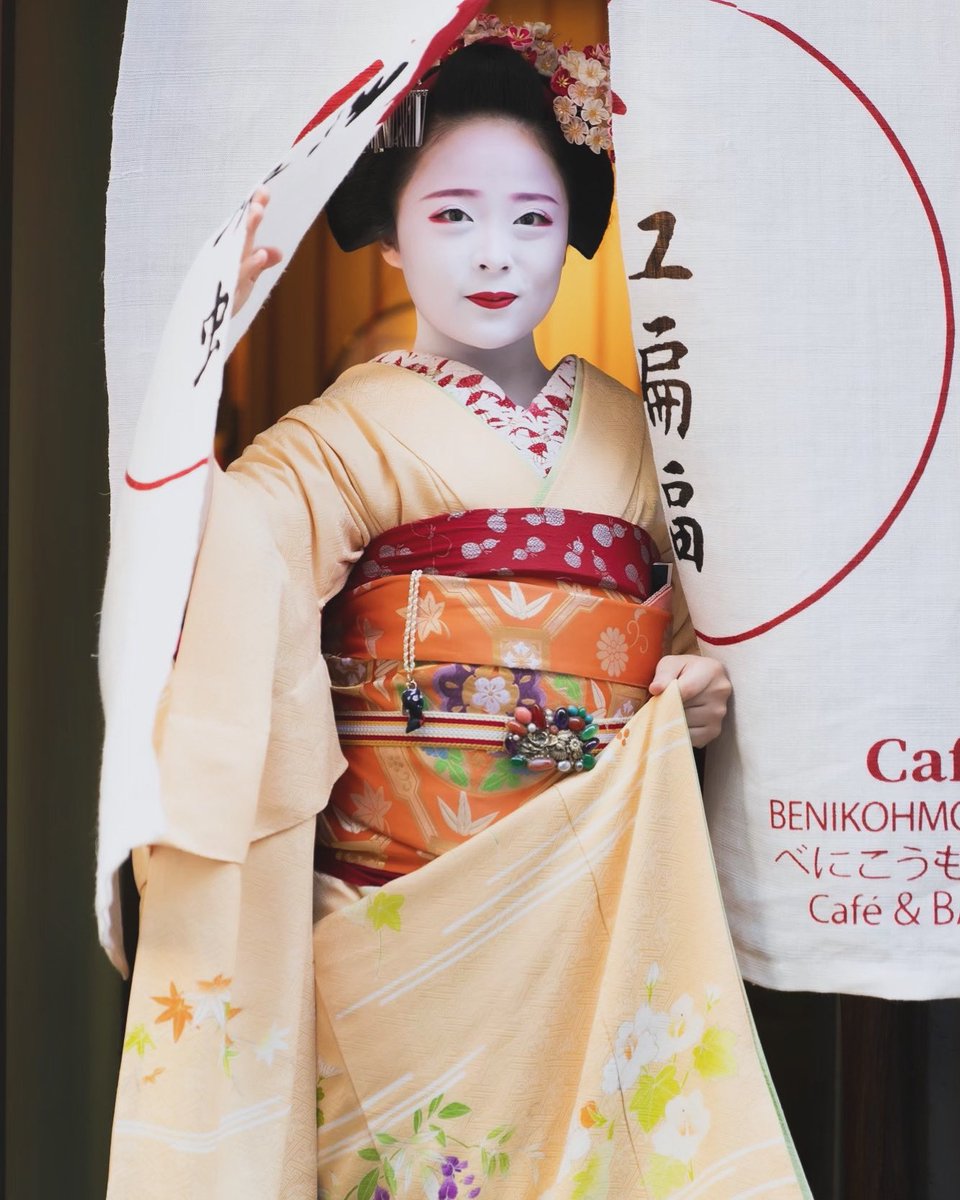 341gion's tweet photo. 🦇
祇園祭の合間に、京都祇園で贅沢な和牛サンドイッチはいかがですか？✨
一口食べれば、もう虜に♡

特製ドリンクと一緒に、忘れられない夏の思い出を作りましょう🍸🏮👘🎐

https://t.co/mn8P30V7rB

#祇園祭
#紅蝙蝠
#京都グルメ
#黒毛和牛
#舞妓 https://t.co/gQpeef98pV