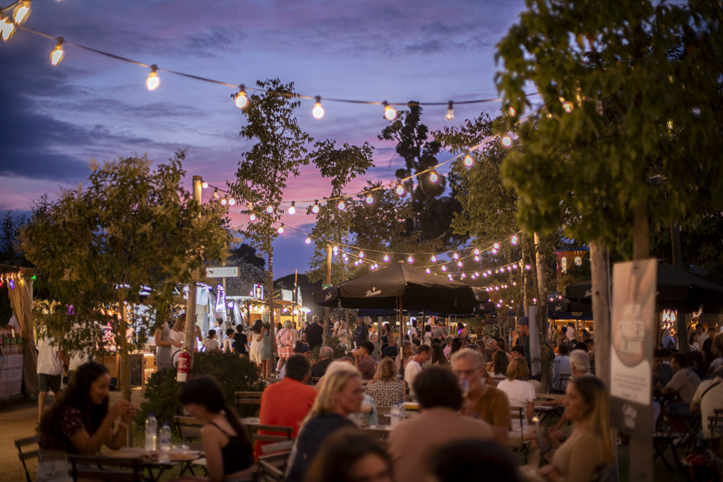 Sembla mentida, però ja ha passat un any 😱 T’esperem aquesta tarda amb més de 250 actuacions, moda, artesania, activitats, tallers per a grans i petits, una selecció de gastronomia molt 🔝 i moltes més novetats💕!! T’esperem a partir de les 18:00h 🤩.
Ja saps amb qui vindràs? 💞