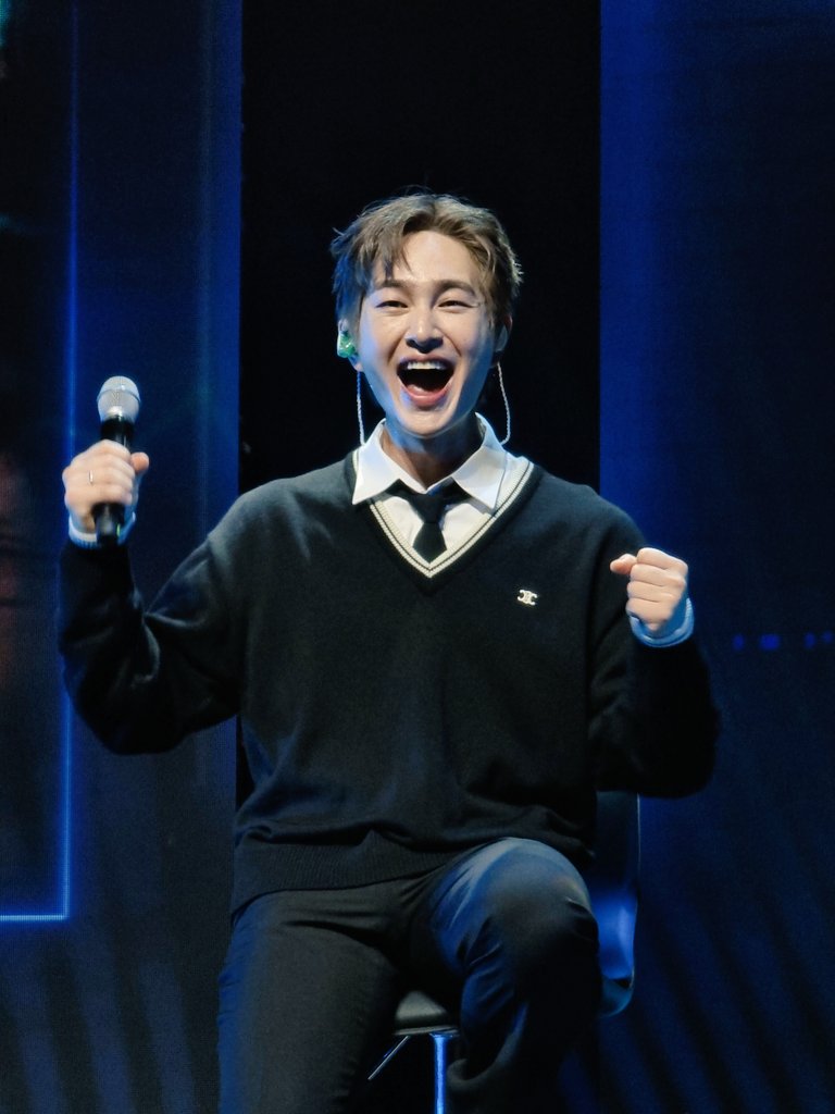 jxamri_'s tweet photo. Here's four unwatermarked and unedited photos of Jinki from yesterday for you to use as wallpaper or whichever purpose it may serve hahaha. Enjoy! 🩵✨

#ONEW_GUESS #ONEW_GUESS_MNL #ONEW https://t.co/HAOi1s2tJ5