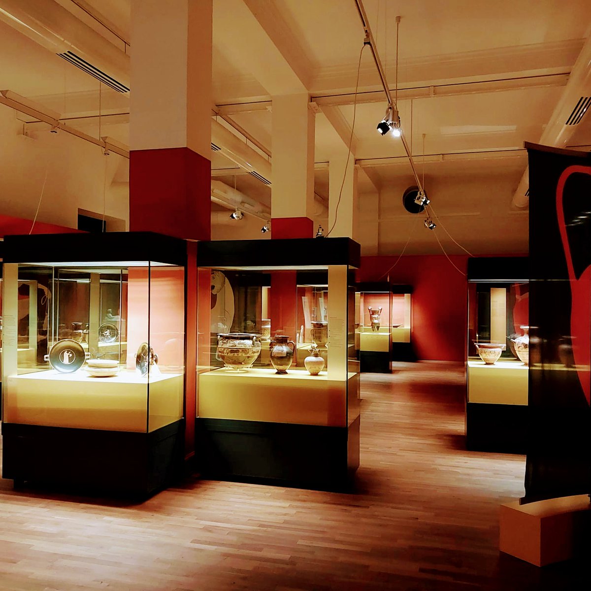 VulciCityscape's tweet photo. Am Landesmuseum #Hannover für den Vortrag diese Woche im Rahmen des Programms der großartigen Sonderausstellung  #GründerRoms von @WeltenMuseum @VillaGiuliaRm

-2 Wochen bis zur Grabung ⛏️🏺 

@DrMFranceschini @PPPasieka
#conferencetour #oneperweek #Etrusker #Etruria #Countdown https://t.co/unntvPvsD1