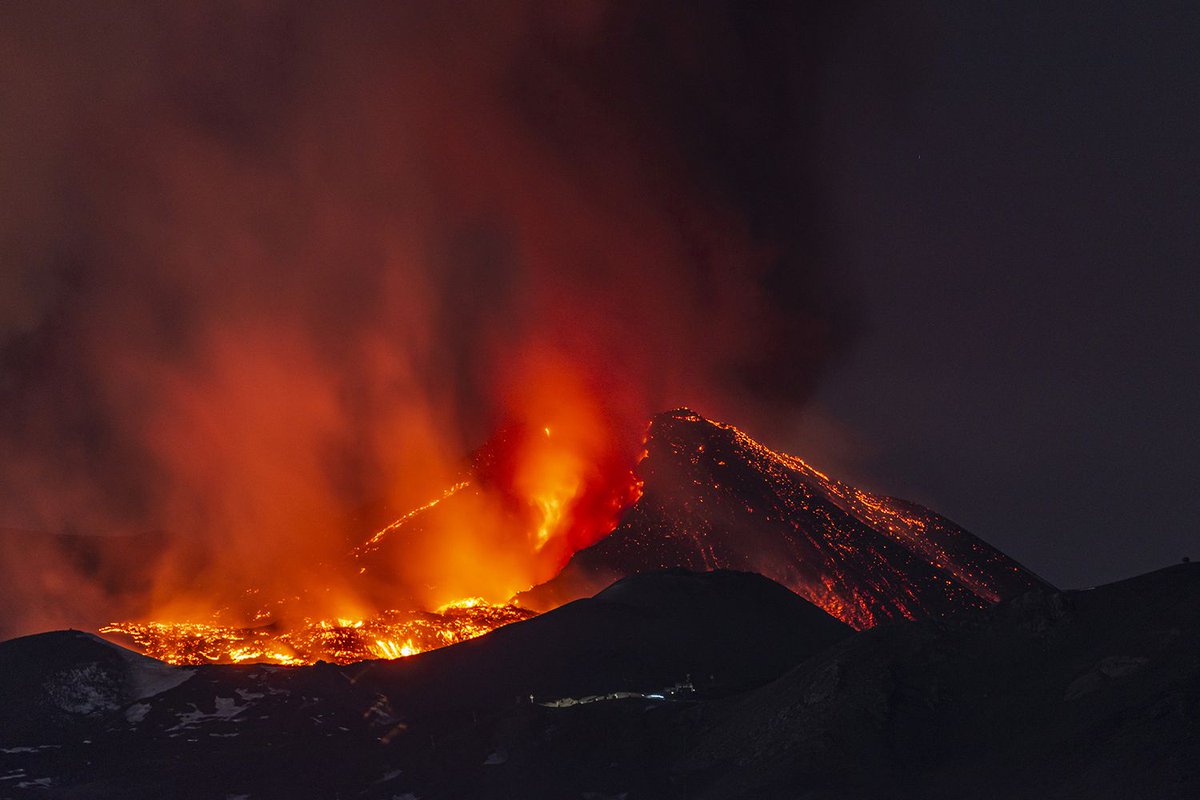 axolotl2023's tweet photo. Italy´s mount etna volcano erupted again
#volcano #Catania #Sicily #Italy #mountetna #eruption #VolcanoEruption #Climate #Ceniza #Adrano #Alerta #watch https://t.co/pyIgDrhedD