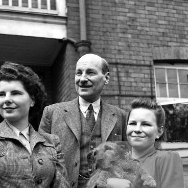 #OTD 1945. General Election. 

Britain heads to the polls nationally for the first time in a decade - as Attlee starts knocking up the vote in Limehouse 🗳️

But the country would have to wait three weeks for the result 👇🏼